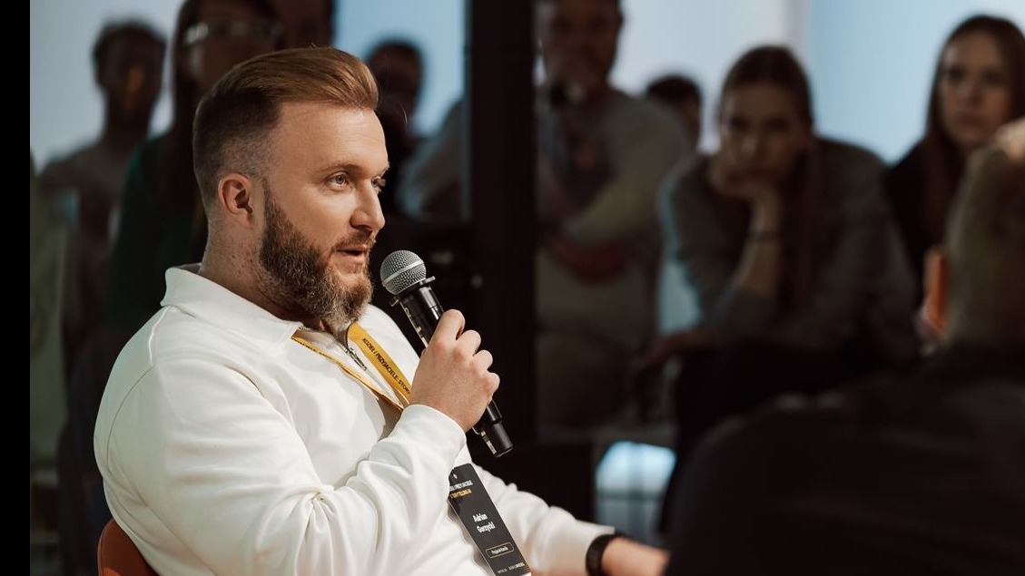 MODERATOR PANELU DYSKUSYJNEGO